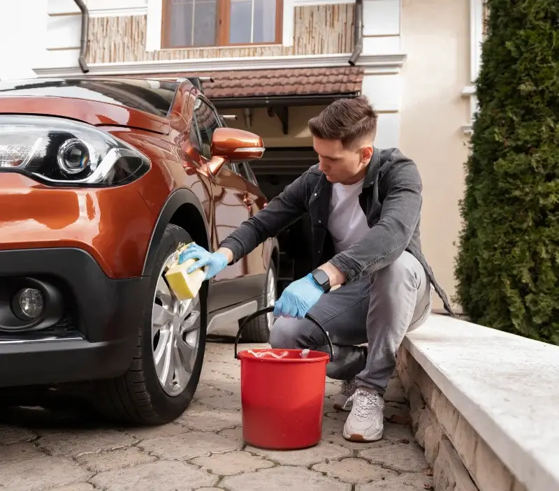 Lavage auto à domicile Saint-Mars-sur-la-Futaie : professionnel intervenant sur un véhicule